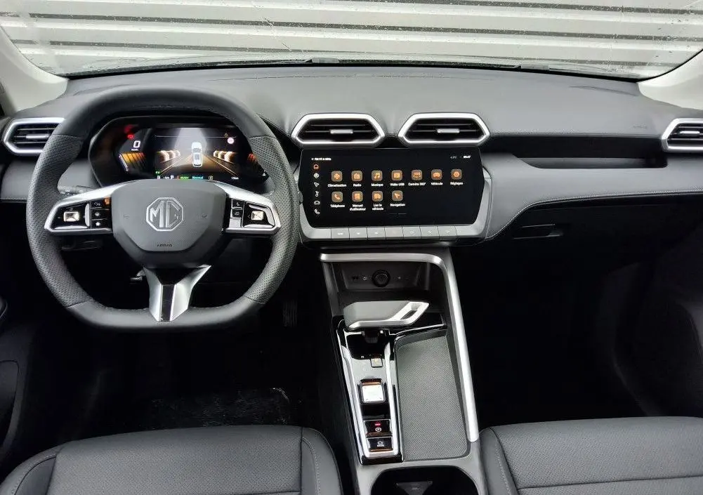 Vue intérieure frontale du tableau de bord et volant noir du MG ZS 1.5 Hybrid+ 197 Luxury avec écran tactile central.