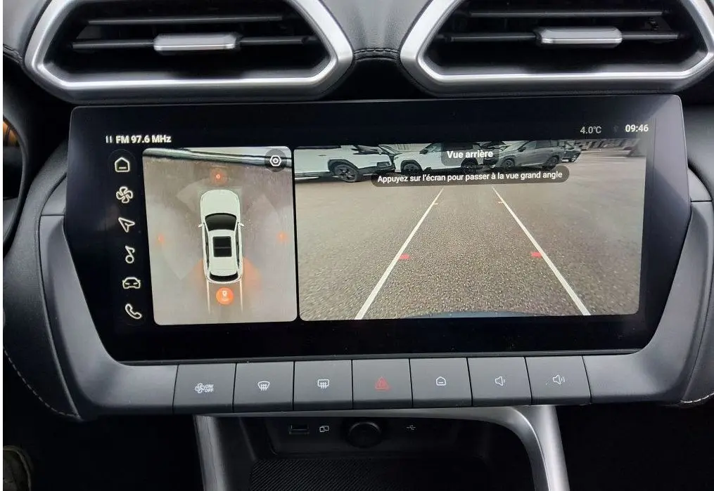 Vue rapprochée de l’écran central du MG ZS Pebble Black 2026 montrant la caméra 360° et la vue arrière en marche arrière.
