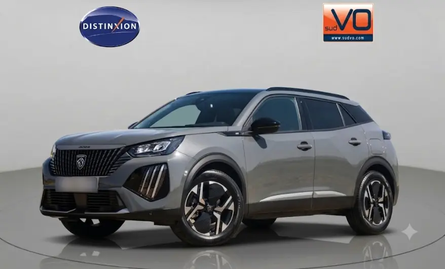 Peugeot 2008 Hybrid 145 gris en 3/4 avant droit avec jantes alliage 17 pouces et toit noir contrasté.