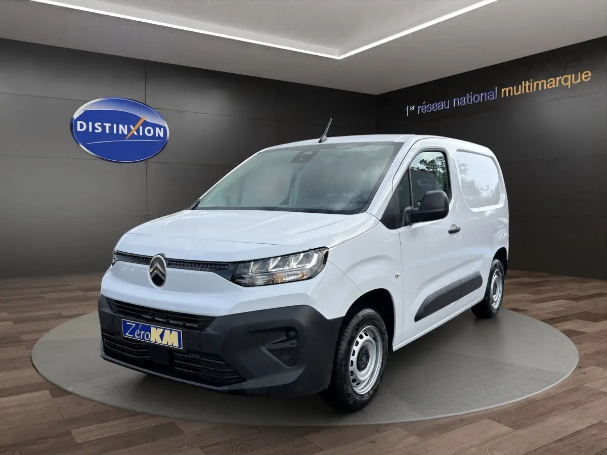 Vue 3/4 avant droite du Citroën Berlingo blanc 2026 avec pare-chocs noir et jantes acier simples.