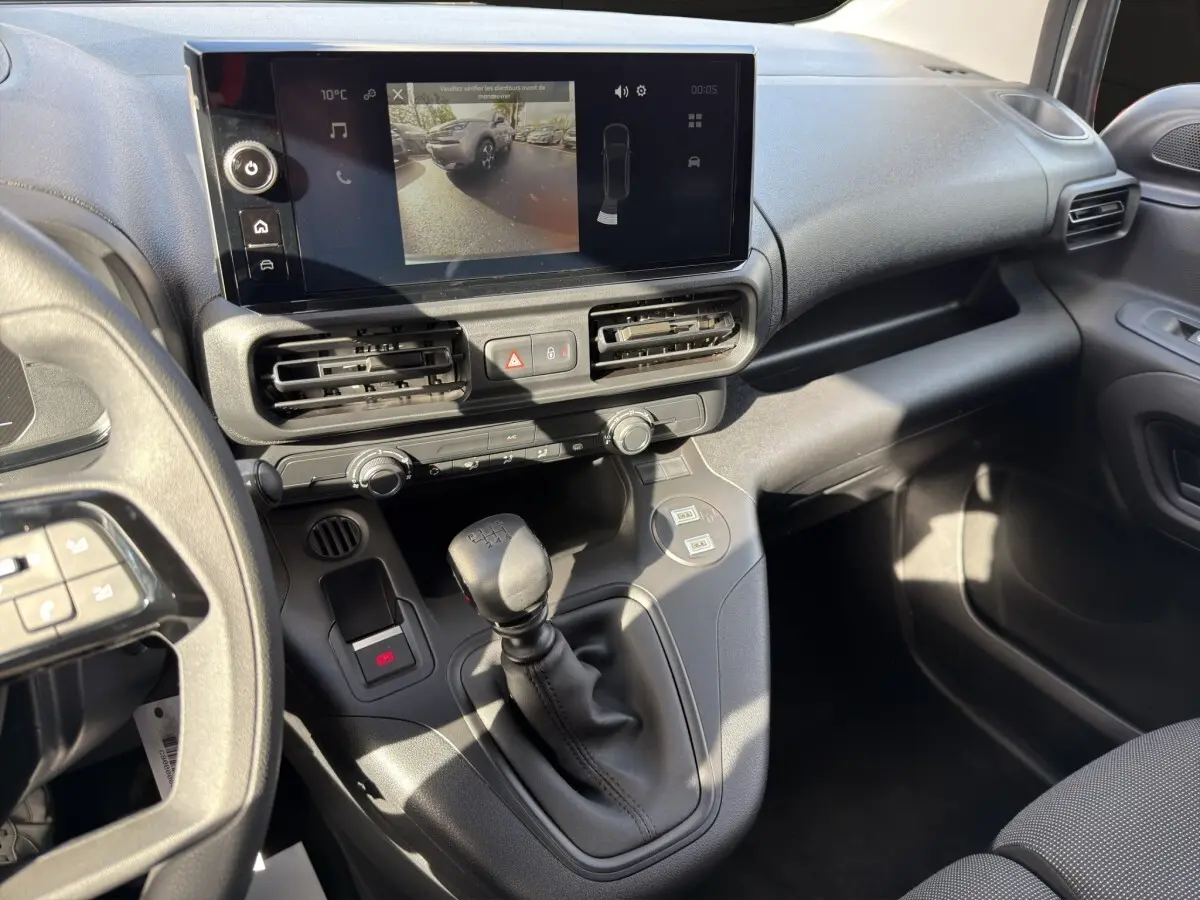 Vue intérieure côté passager du tableau de bord du Citroën Berlingo M BlueHDi 100 2026 avec écran tactile affichant la caméra de recul.