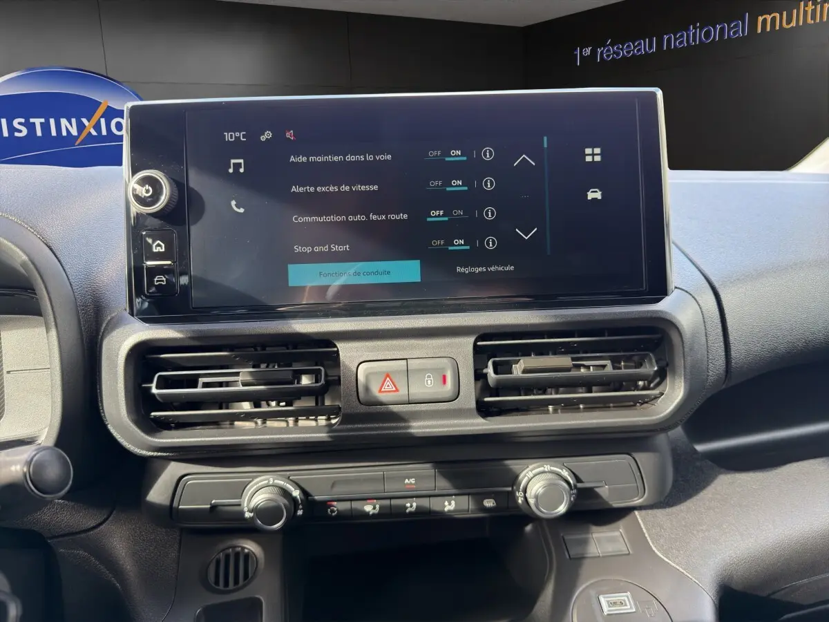 Vue rapprochée du tableau de bord du Citroën Berlingo blanc 2026 avec écran tactile multifonctions de 10 pouces.