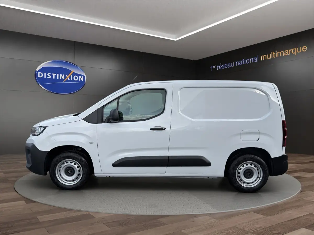 Profil côté gauche du Citroën Berlingo blanc 2026, utilitaire compact avec porte latérale pleine et jantes acier.
