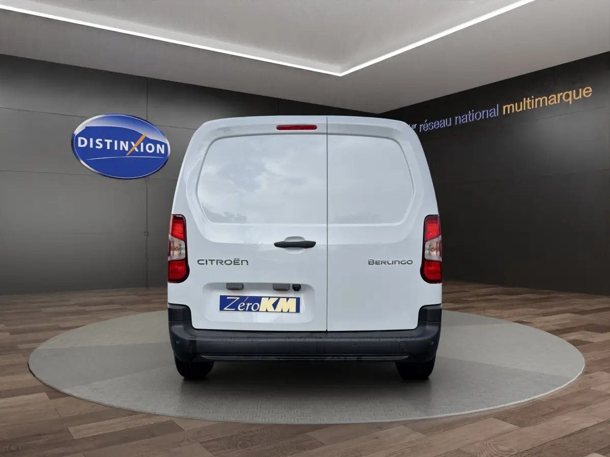 Vue arrière d’un Citroën Berlingo blanc 2026, fourgon compact avec portes battantes et logo distinctif.