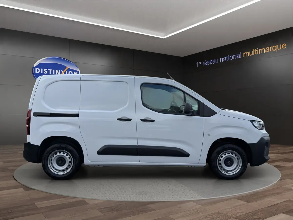 Profil côté droit d’un utilitaire Citroën Berlingo blanc avec porte latérale coulissante et jantes acier.