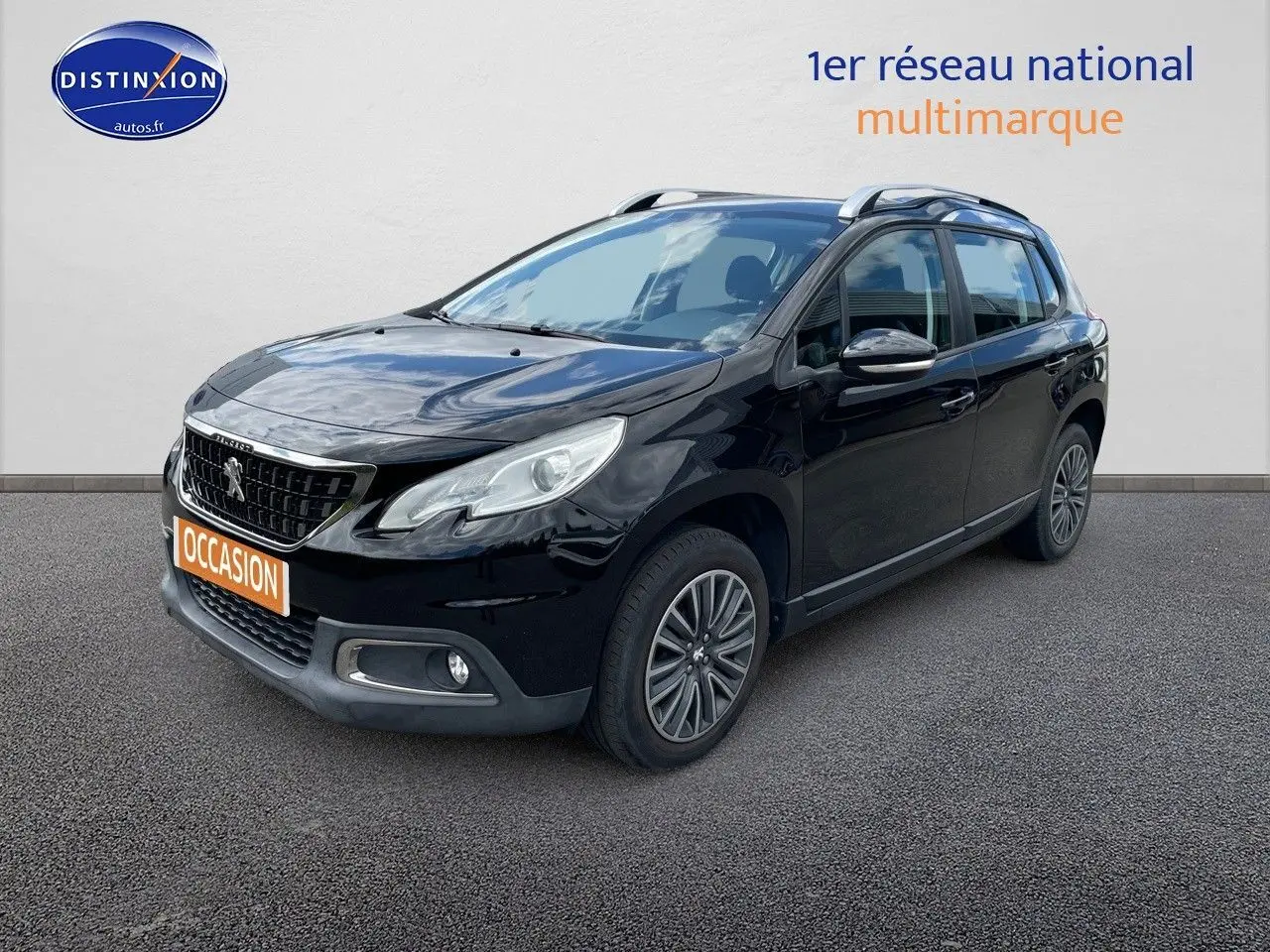 Peugeot 2008 noir métal en 3/4 avant droit, mettant en valeur ses phares LED et jantes alliage.
