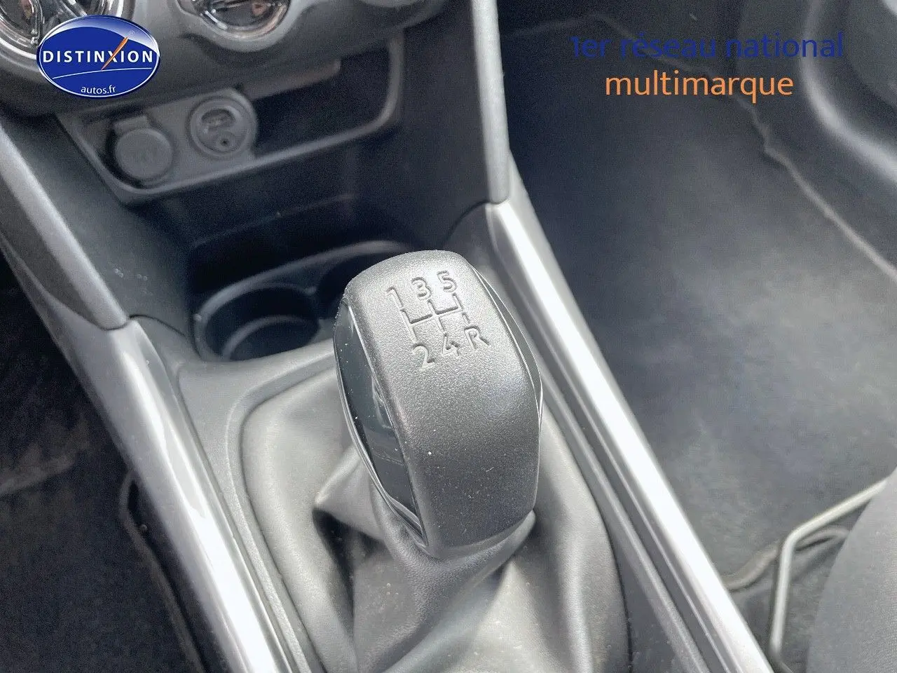 Le levier de vitesse manuel noir de la Peugeot 2008 1.2 PureTech, vu en gros plan depuis l'intérieur central.