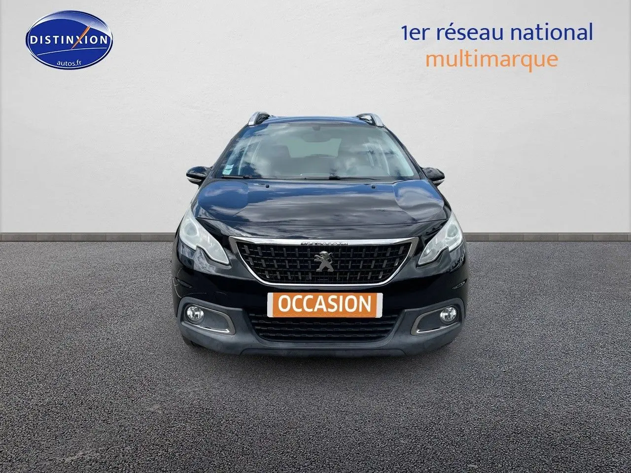 Peugeot 2008 noir métal vue de face, mettant en valeur la calandre et les phares LED distinctifs.