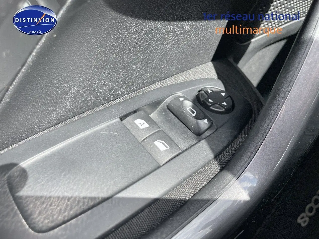 Gros plan sur les commandes électriques de vitres côté conducteur d'un Peugeot 2008 noir métal, finition Style 2016.
