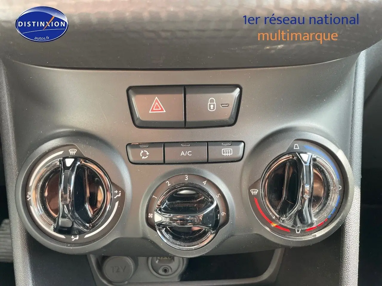 Commandes de la climatisation et des alertes de la Peugeot 2008 noire, avec boutons de réglage et ventilation visibles en gros plan.