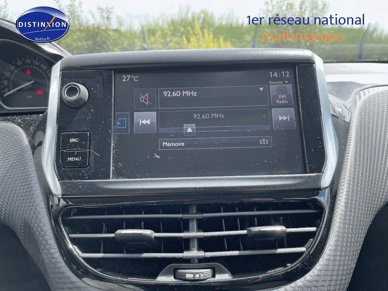 Tableau de bord et écran multimédia du Peugeot 2008 noir métal, affichant la radio FM à 92,60 MHz.