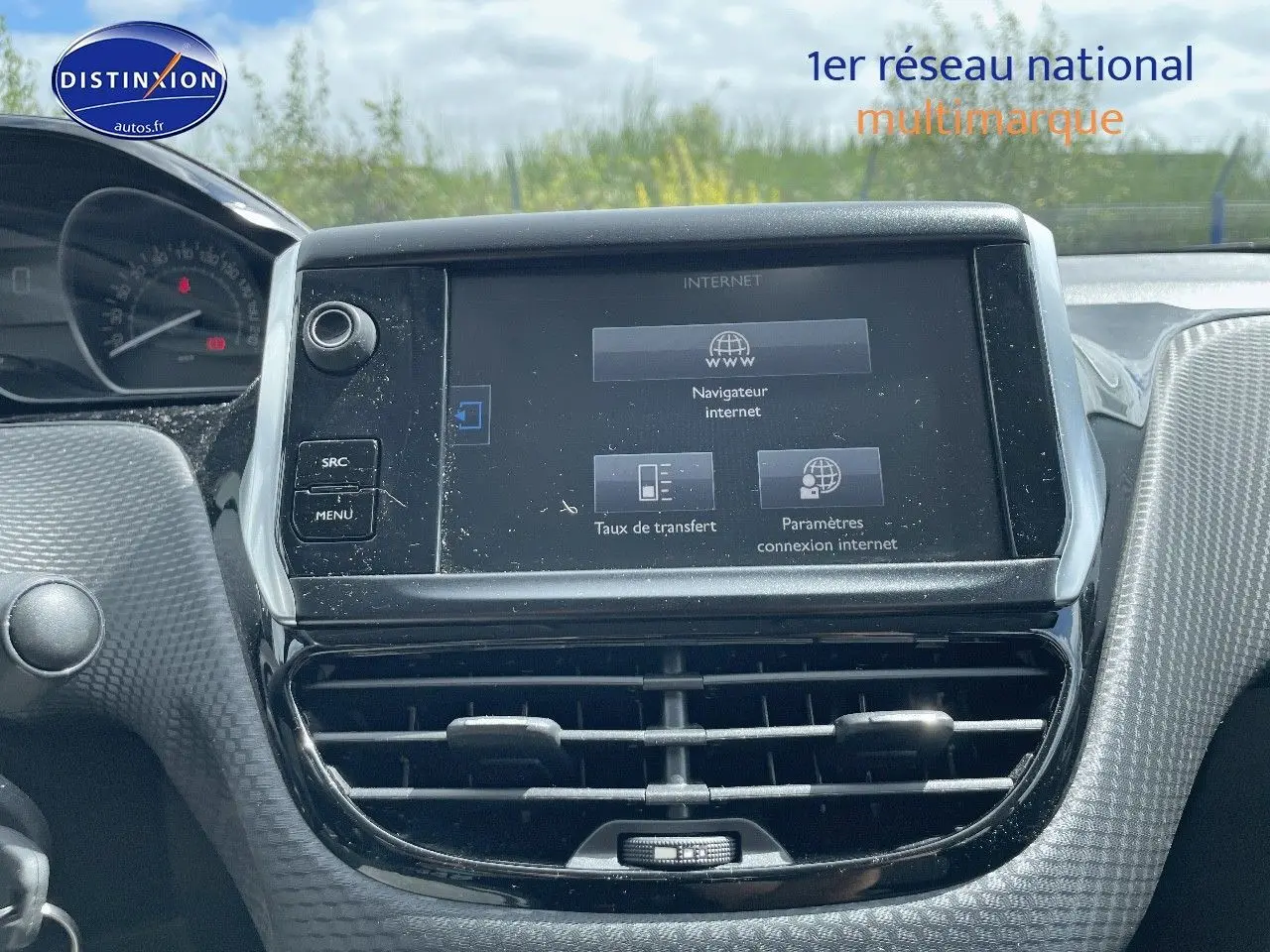 Écran tactile central affichant les options internet dans l’habitacle d’une Peugeot 2008 noire, vue du tableau de bord.