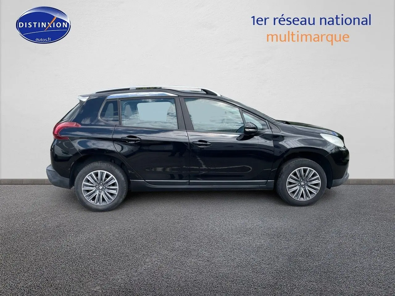 Profil côté droit d'un Peugeot 2008 noir métal de 2016, finition Style, avec jantes alliage et barres de toit visibles.
