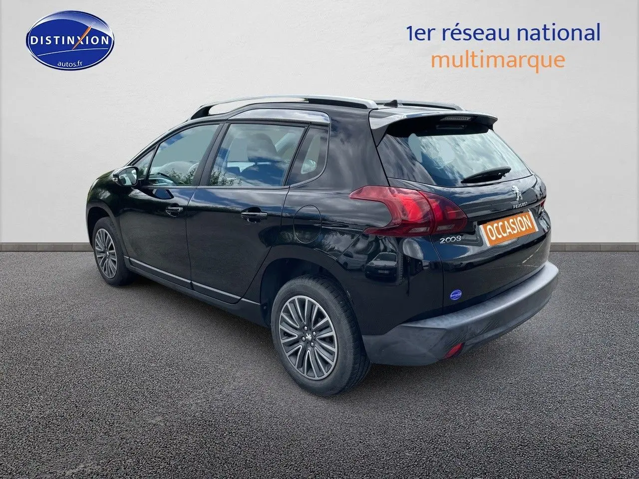 Peugeot 2008 noir métal vue 3/4 arrière côté gauche, avec feux arrière rouges et jantes alliage.