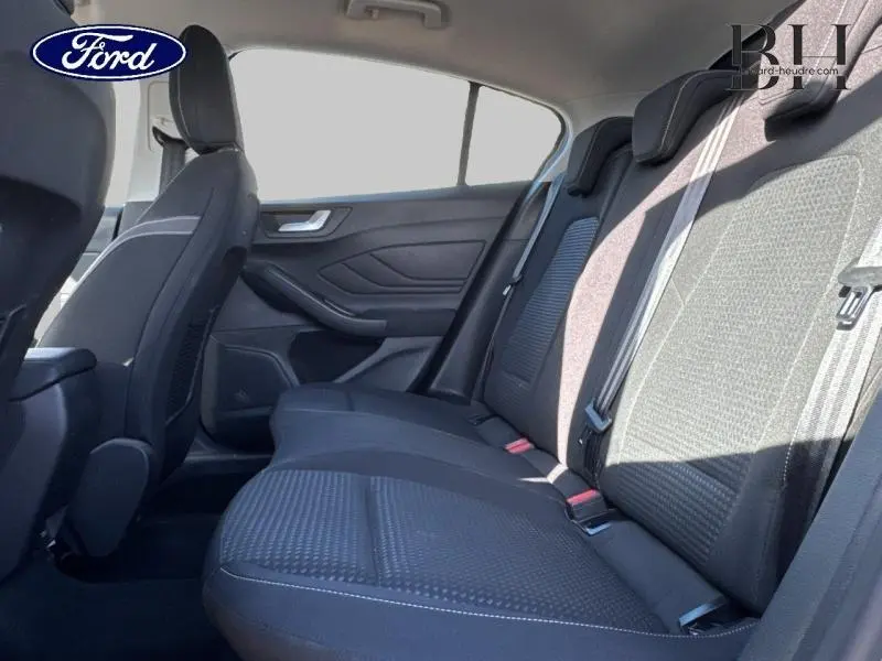 Vue latérale droite de l'habitacle arrière de la Ford Focus 2020 avec sièges tissu noir et ceintures de sécurité visibles.