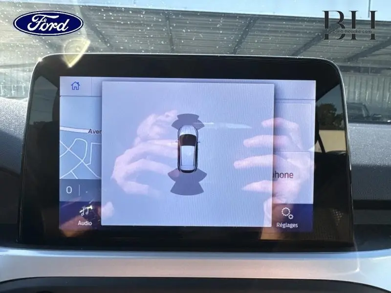 Écran tactile du tableau de bord d'une Ford Focus 2020 montrant l'alerte de détection d'obstacles.