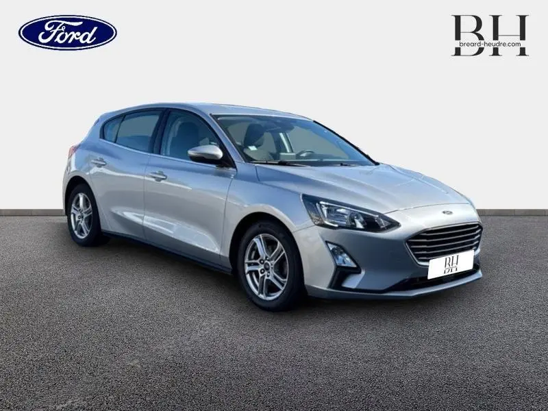 Ford Focus 1.5 EcoBlue gris lunaire métallisé vue 3/4 avant avec jantes alu et phares LED distinctifs.