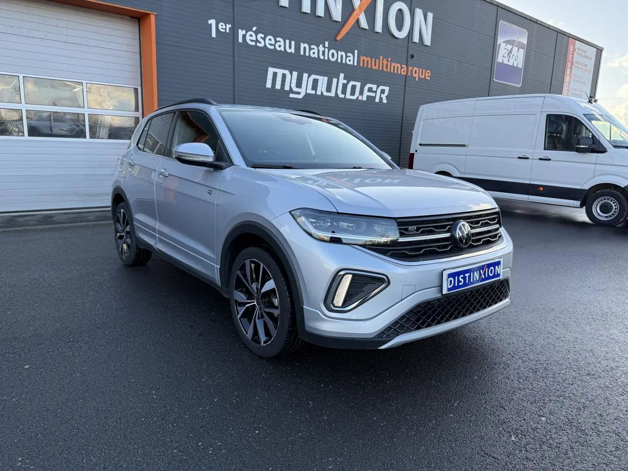 Volkswagen T-Cross R-Line argent métallisé en 3/4 avant, avec jantes alliage et calandre noire distinctive.