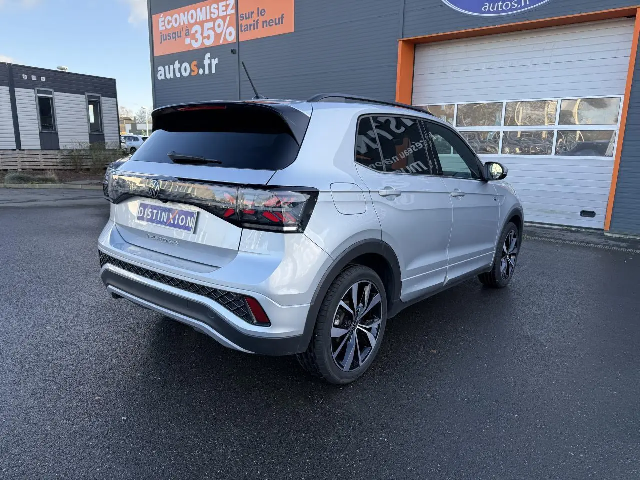 Volkswagen T-Cross 2025 argent métallisé en 3/4 arrière droit avec jantes alliage et vitres surteintées.