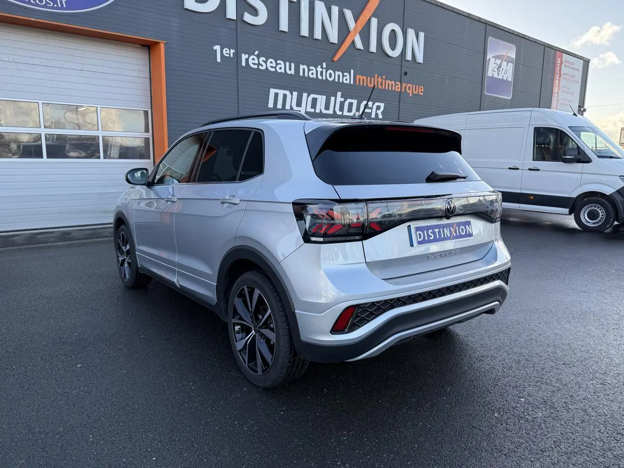 Volkswagen T-Cross R-Line argent métallisé vu en 3/4 arrière droit avec jantes alliage 18 pouces et vitres surteintées.