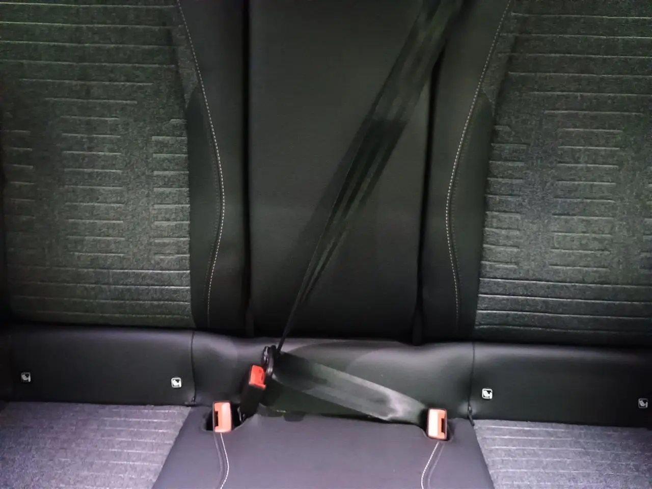 Détail des sièges arrière en tissu et cuir noir avec ceinture de sécurité, Peugeot 3008 Hybrid 2025.