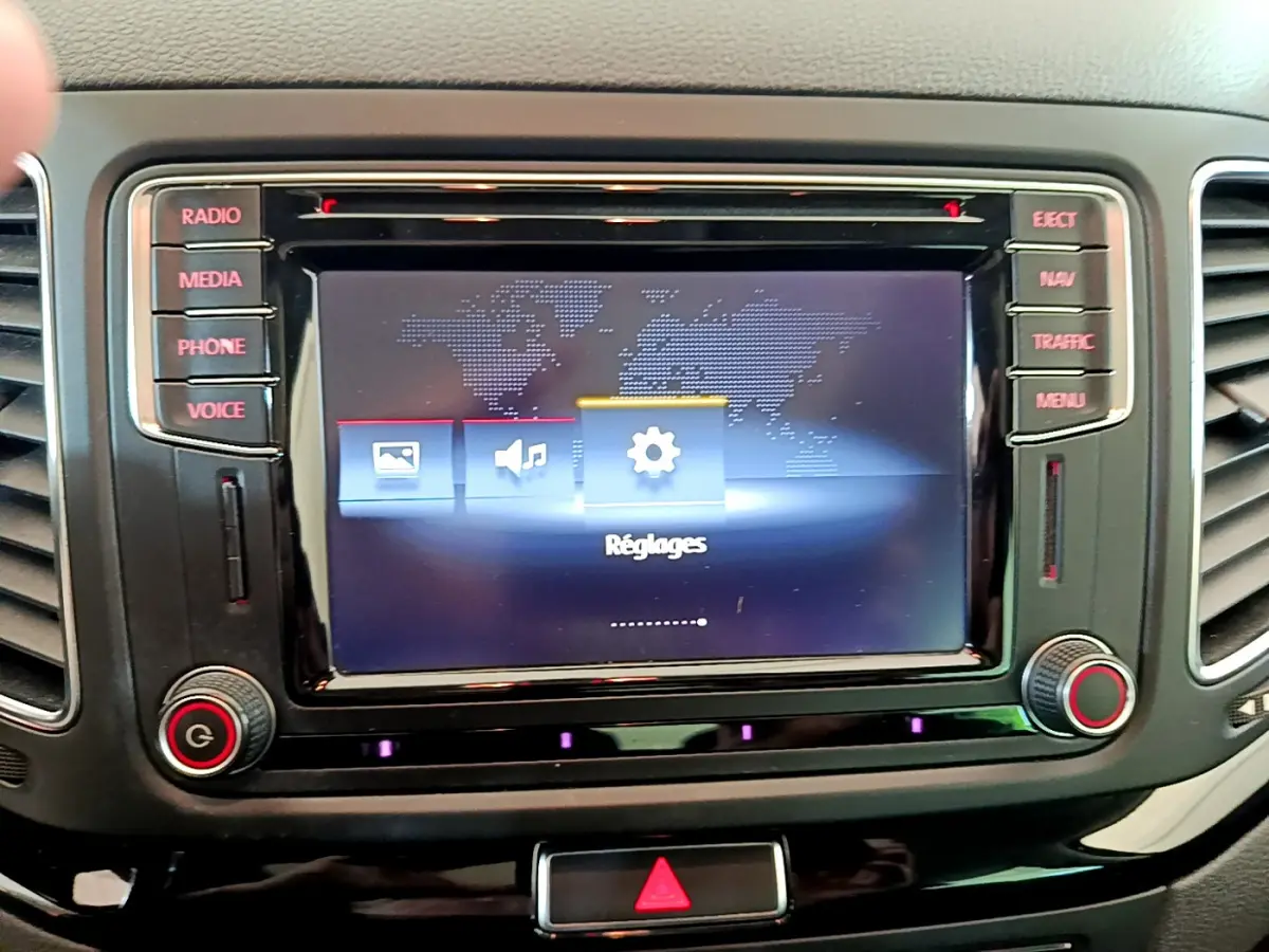 Vue rapprochée de l'écran tactile central du tableau de bord du Volkswagen Sharan 2017, affichant le menu Réglages.