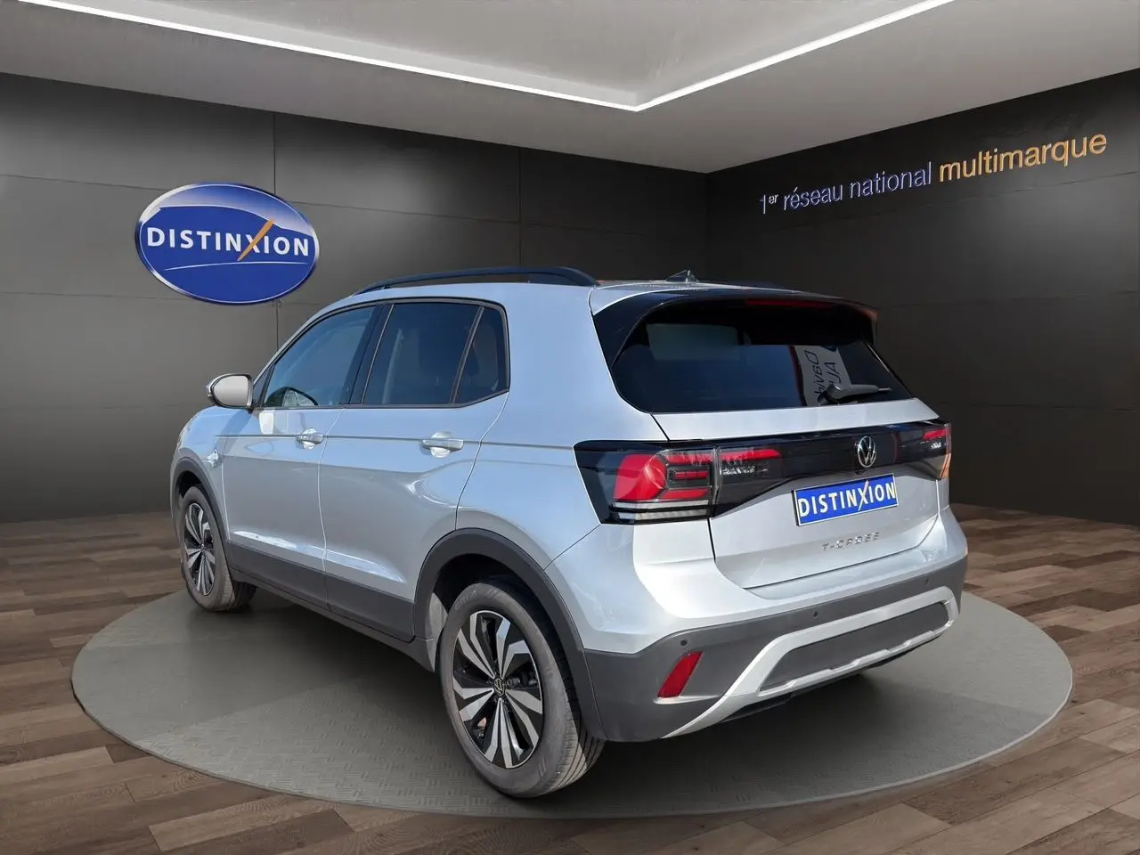 Volkswagen T-Cross argent nacré vue 3/4 arrière droit, avec jantes alliage et vitres surteintées.