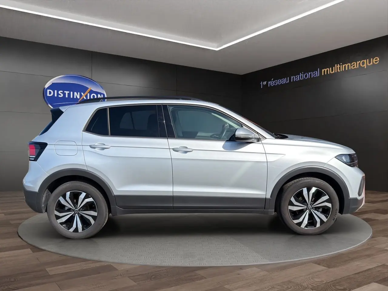 Vue de profil côté gauche d'un Volkswagen T-Cross 2025 en reflet argent avec jantes alliage 17 pouces.