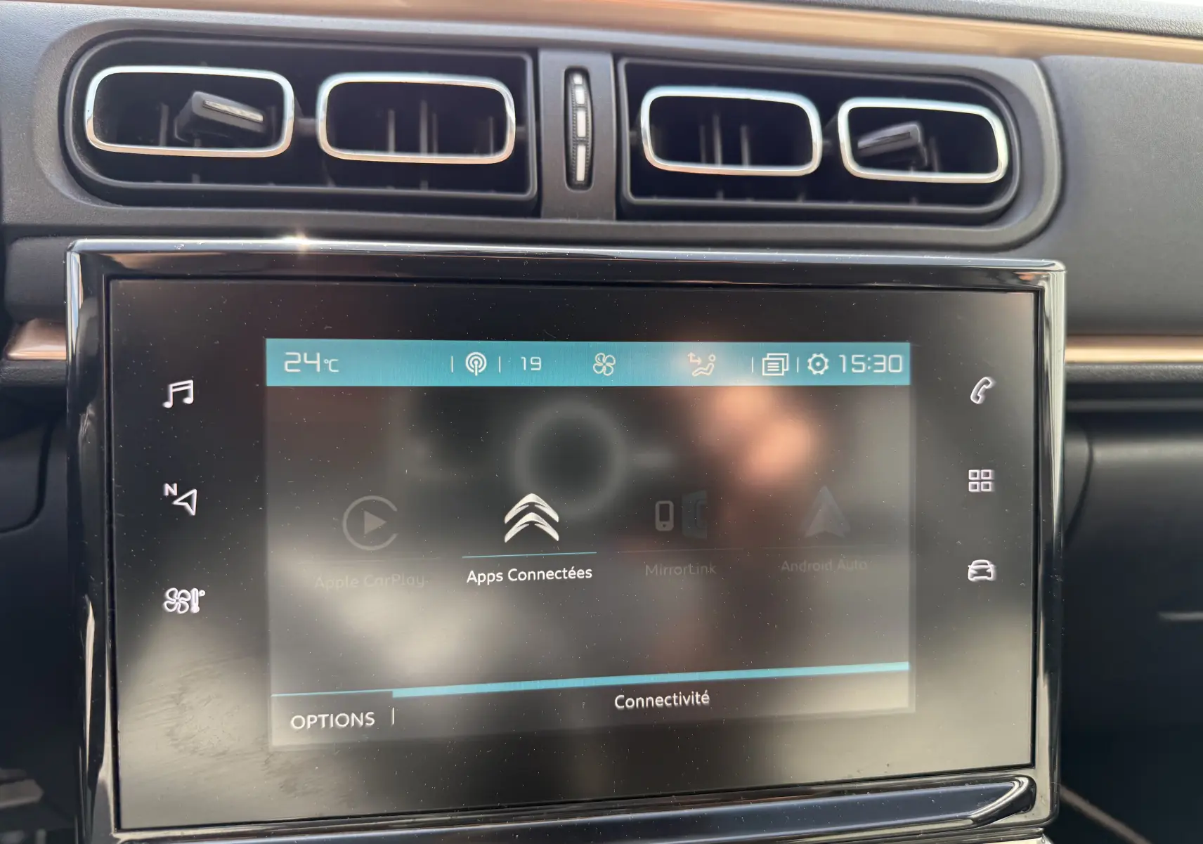Écran tactile central et aérateurs rectangulaires du tableau de bord de la Citroën C3 1.2 PureTech 83 Origins 2019.