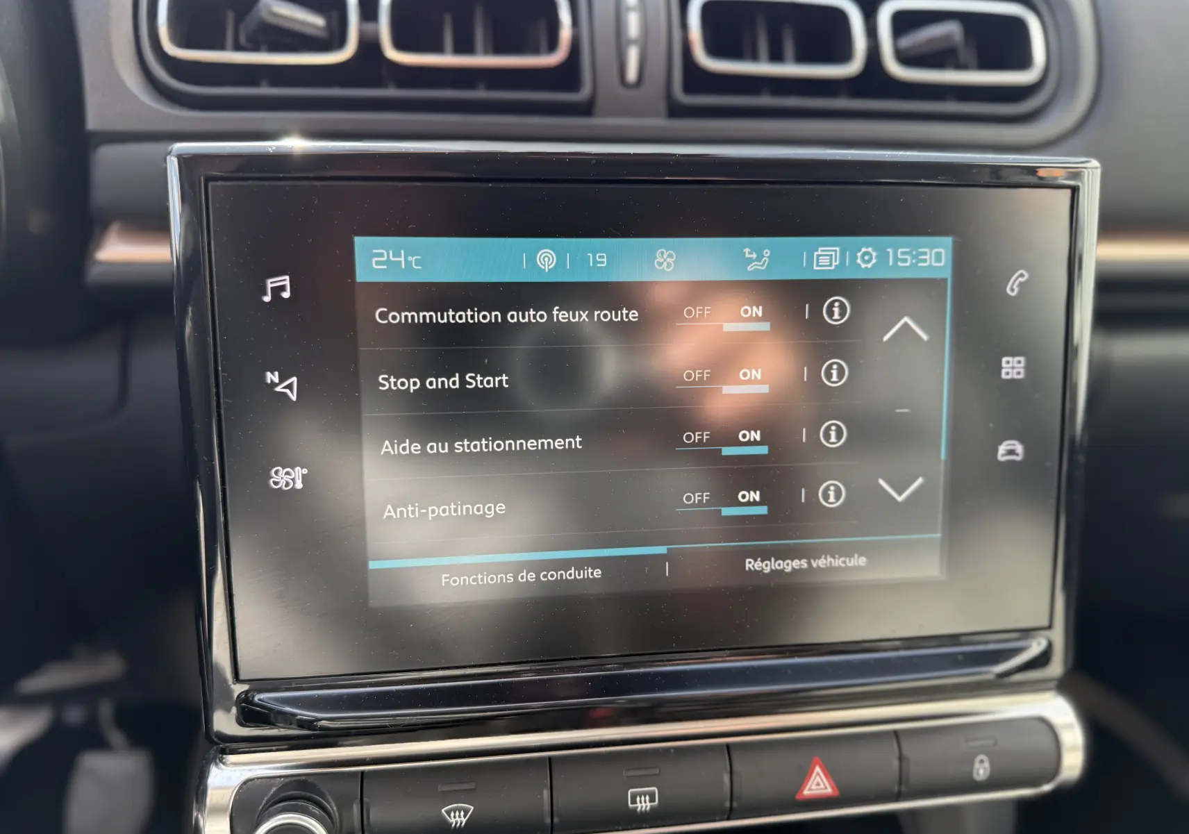 Écran tactile central de la Citroën C3 2019 affichant les réglages d’aides à la conduite, avec aérateurs en haut.