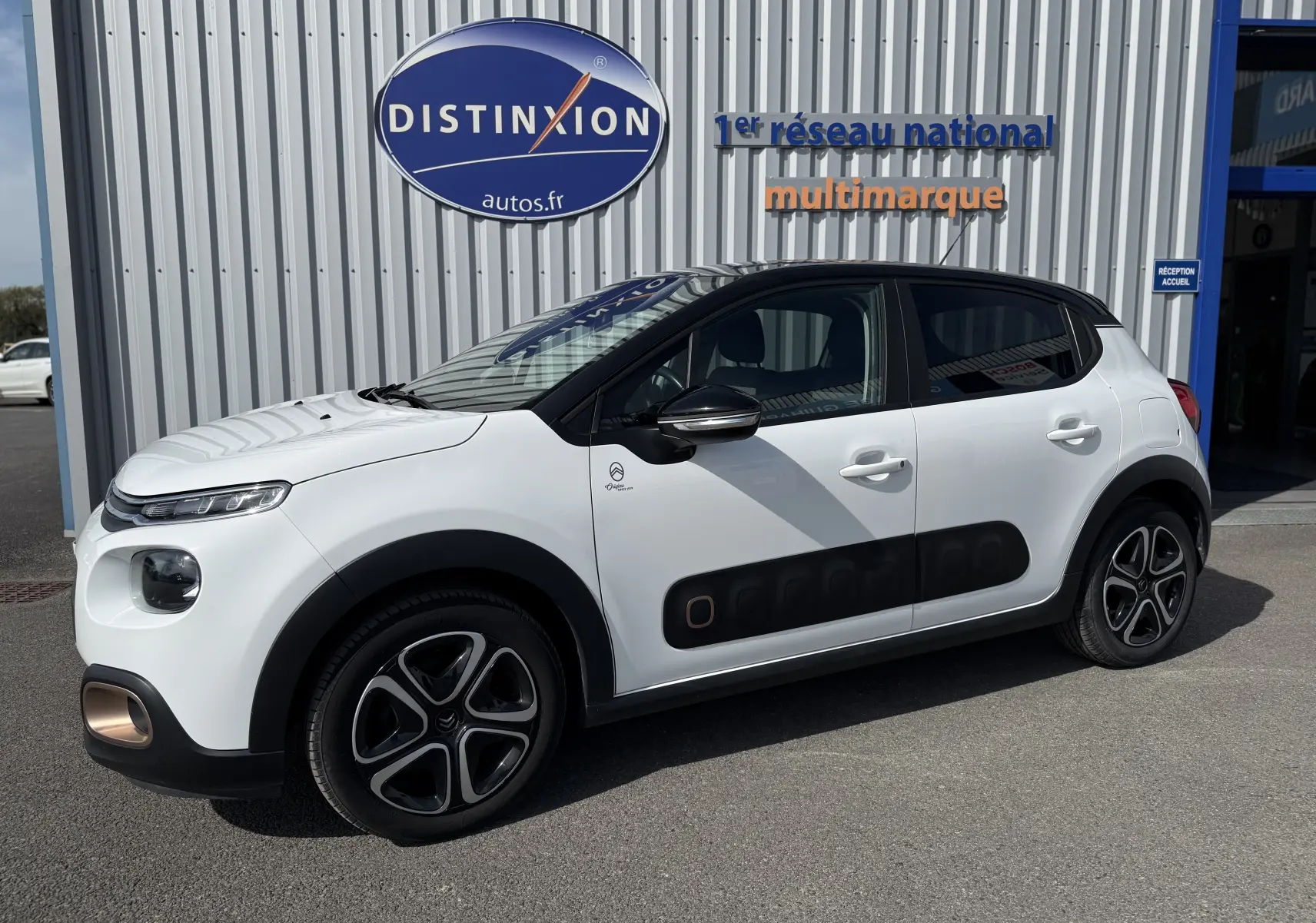 Citroën C3 1.2 PureTech 83 Origins blanc toit noir vue de profil côté gauche avec protections latérales noires.