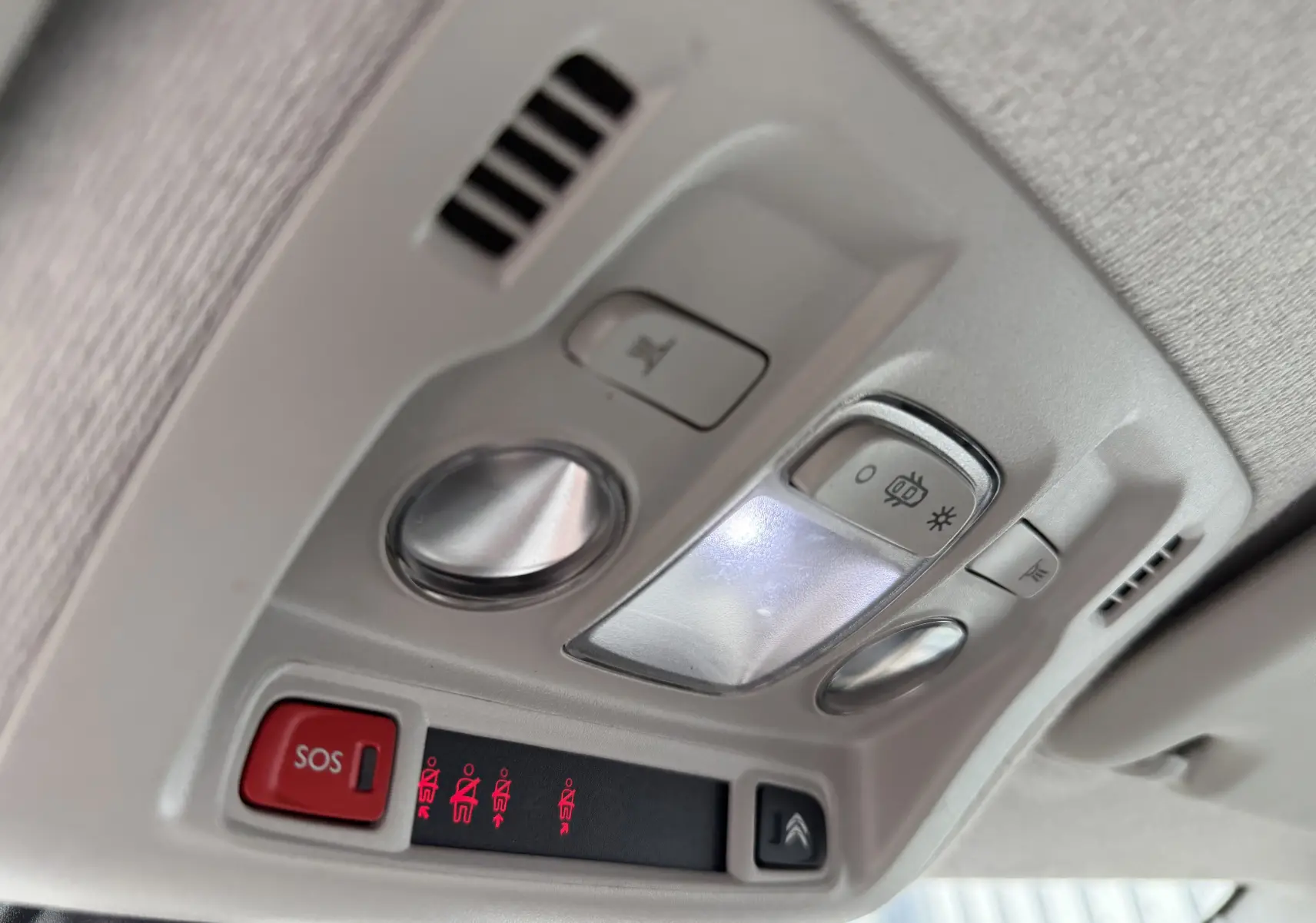 Plafonnier intérieur avec commandes d’éclairage et bouton SOS de la Citroën C3 1.2 PureTech 2019 toit noir.