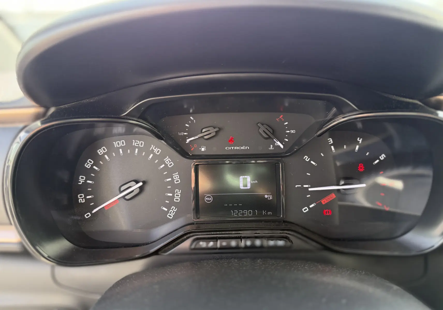 Vue rapprochée du tableau de bord de la Citroën C3 1.2 PureTech 83 Origins avec affichage numérique et compteurs analogiques.