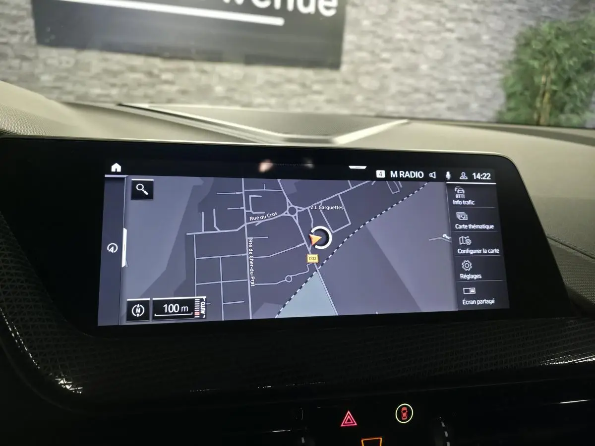 Écran tactile central de navigation BMW Live Cockpit dans une BMW Série 1 116d M Sport, vue intérieure.