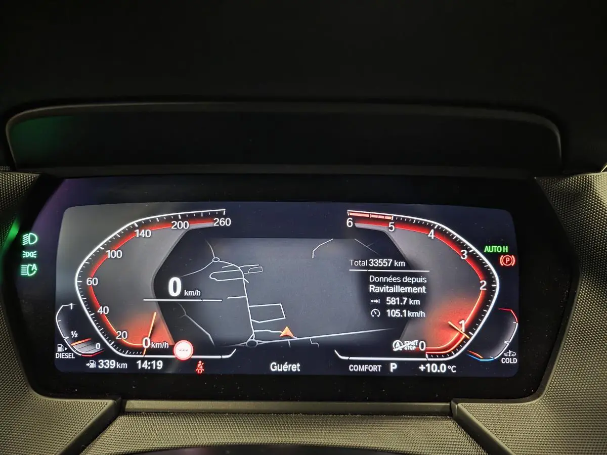 Combiné d'instrumentation numérique de BMW Série 1 116d 2024 affichant vitesse, navigation et informations de conduite.
