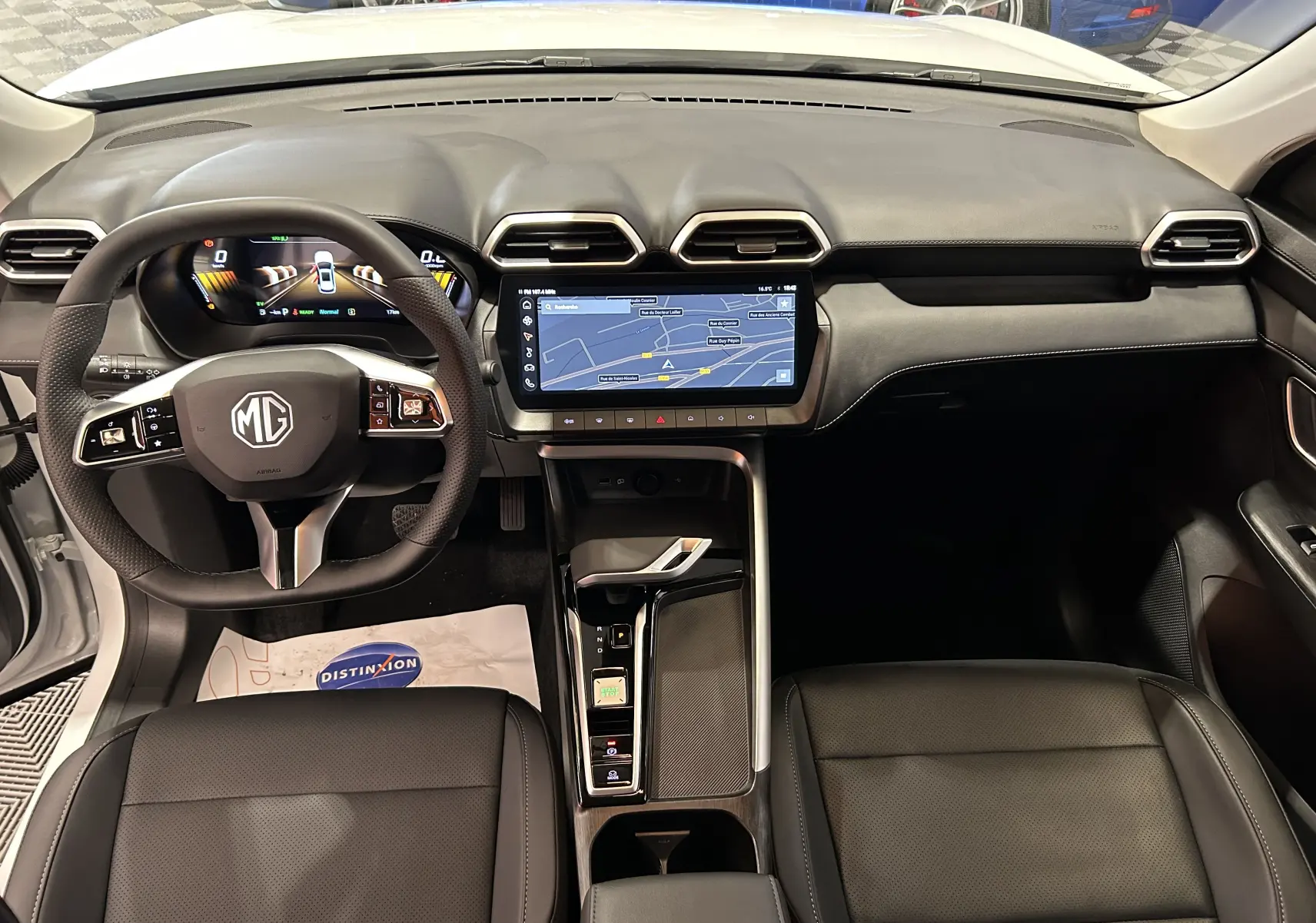 Vue intérieure du tableau de bord du MG ZS 1.5 Hybrid+ 197 Luxury avec écran tactile central et volant multifonction noir.