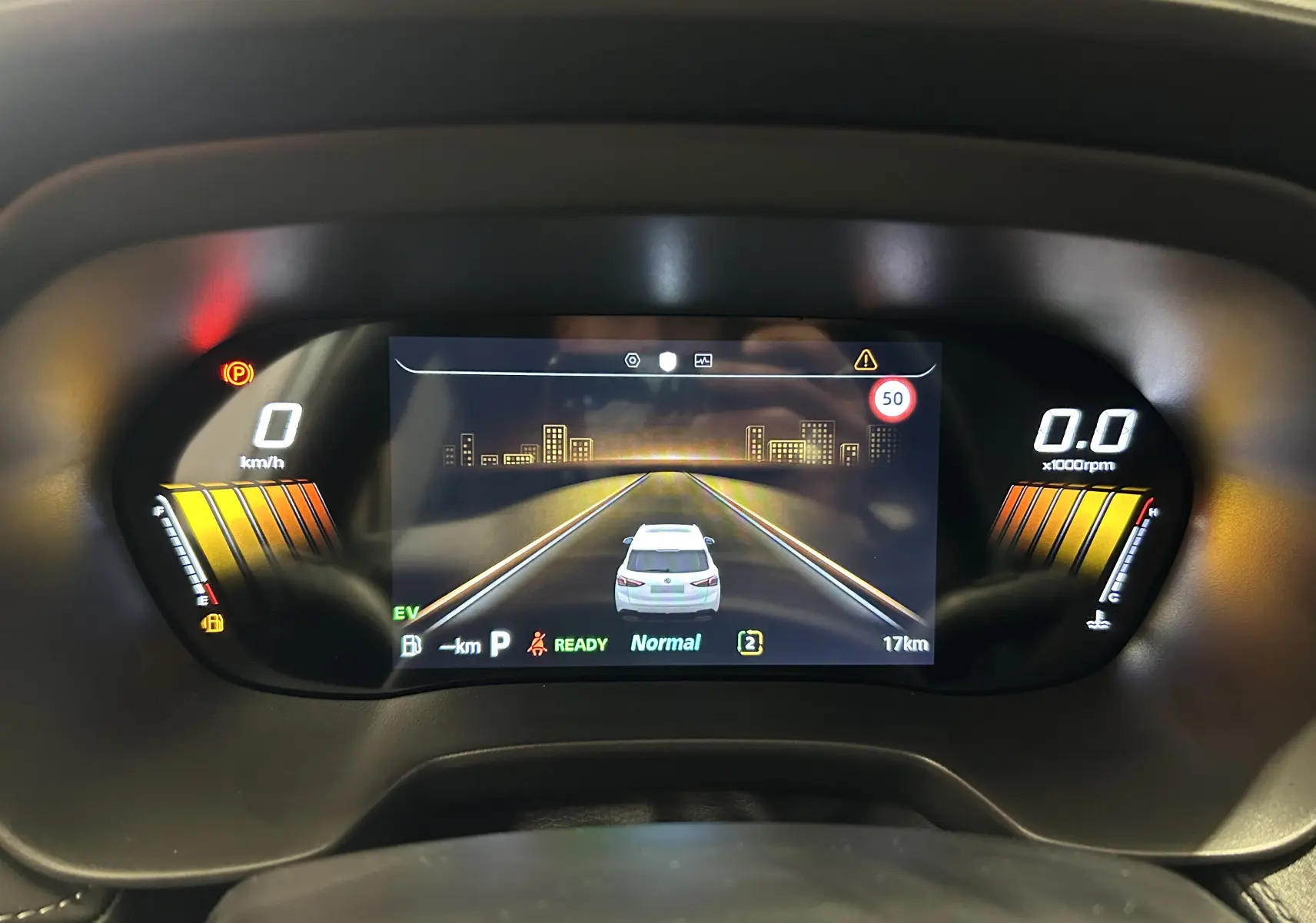Vue rapprochée du tableau de bord numérique du MG ZS 1.5 Hybrid+ 197 Luxury, affichant la vitesse, régime et une animation de route.