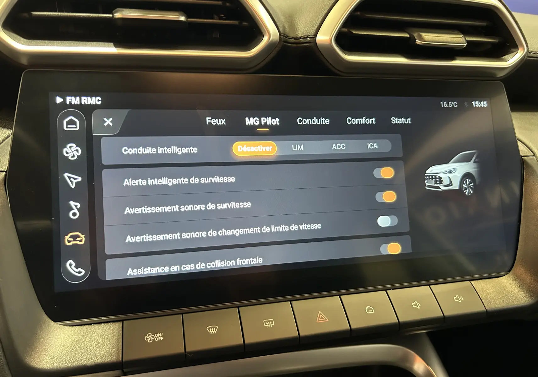 Écran tactile central du MG ZS 1.5 Hybrid+ 197 Luxury en Dover White, affichant les options d’aide à la conduite MG Pilot.