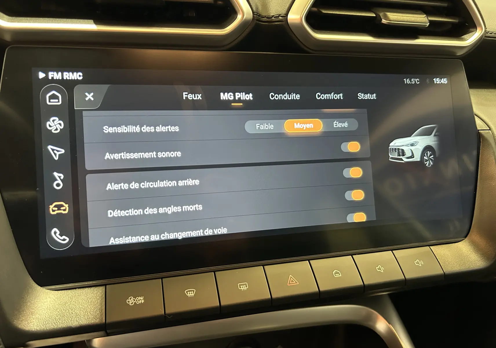 Écran tactile intérieur du MG ZS 1.5 Hybrid+ 197 Luxury montrant les réglages d’aides à la conduite.