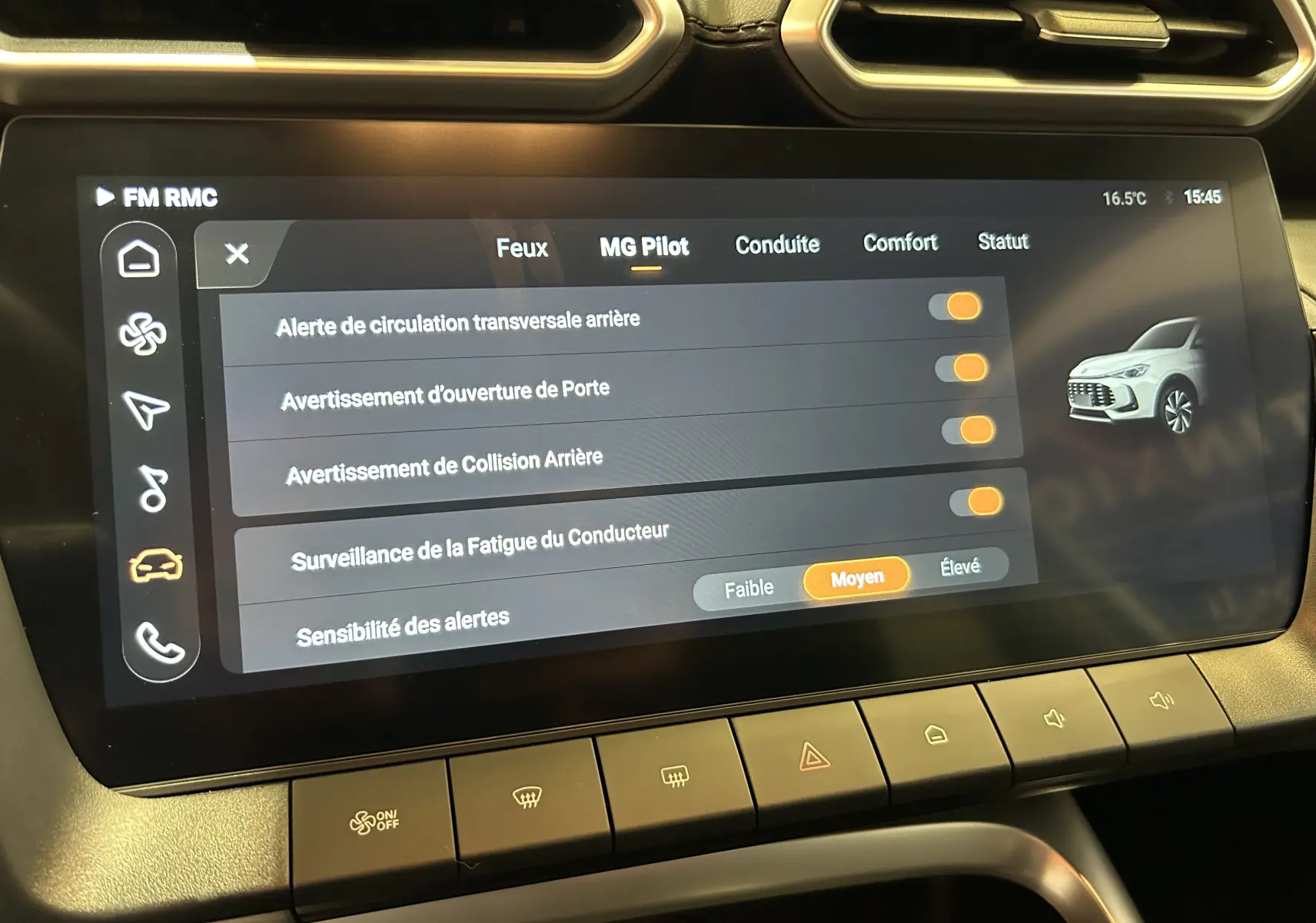 Écran tactile central du MG ZS 1.5 Hybrid+ 197 Luxury en vue rapprochée, affichant les options d'alerte et sécurité.