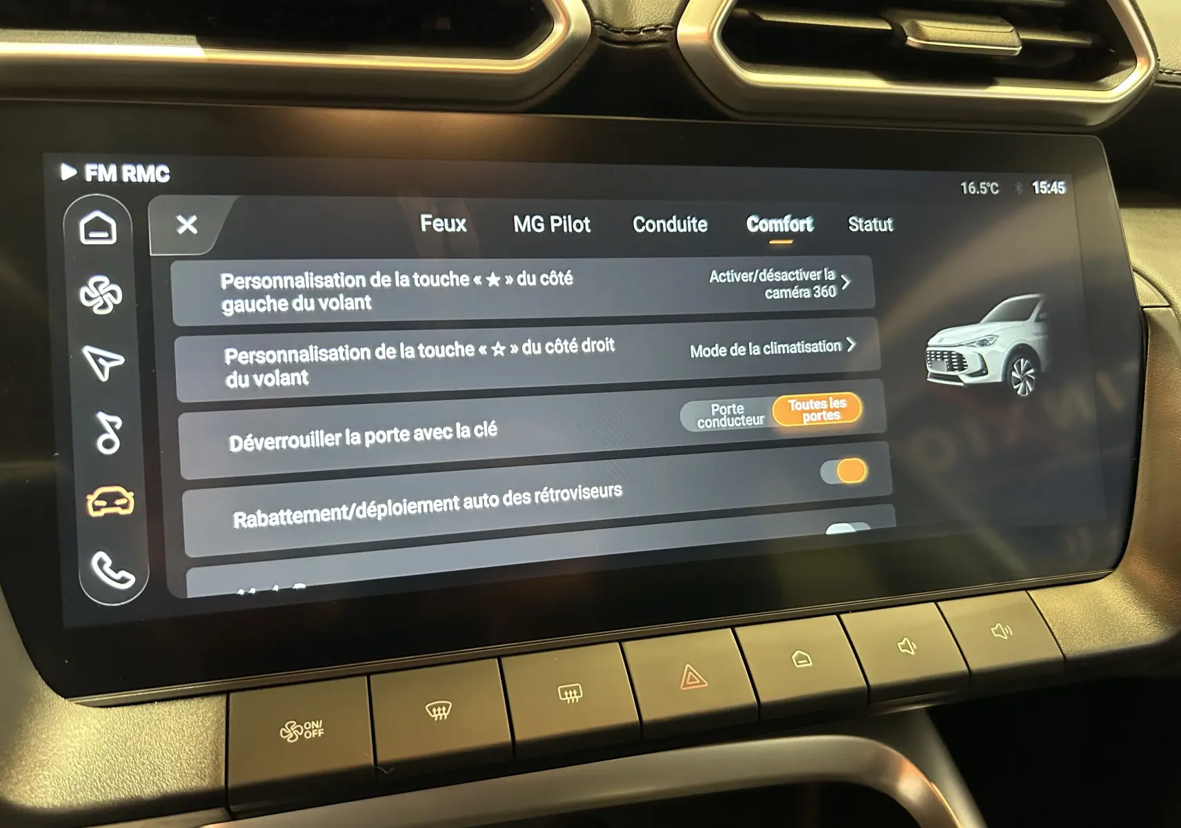 Écran tactile central du MG ZS 1.5 Hybrid+ 197 Luxury en mode confort, affichant les réglages avec illustration du véhicule blanc.