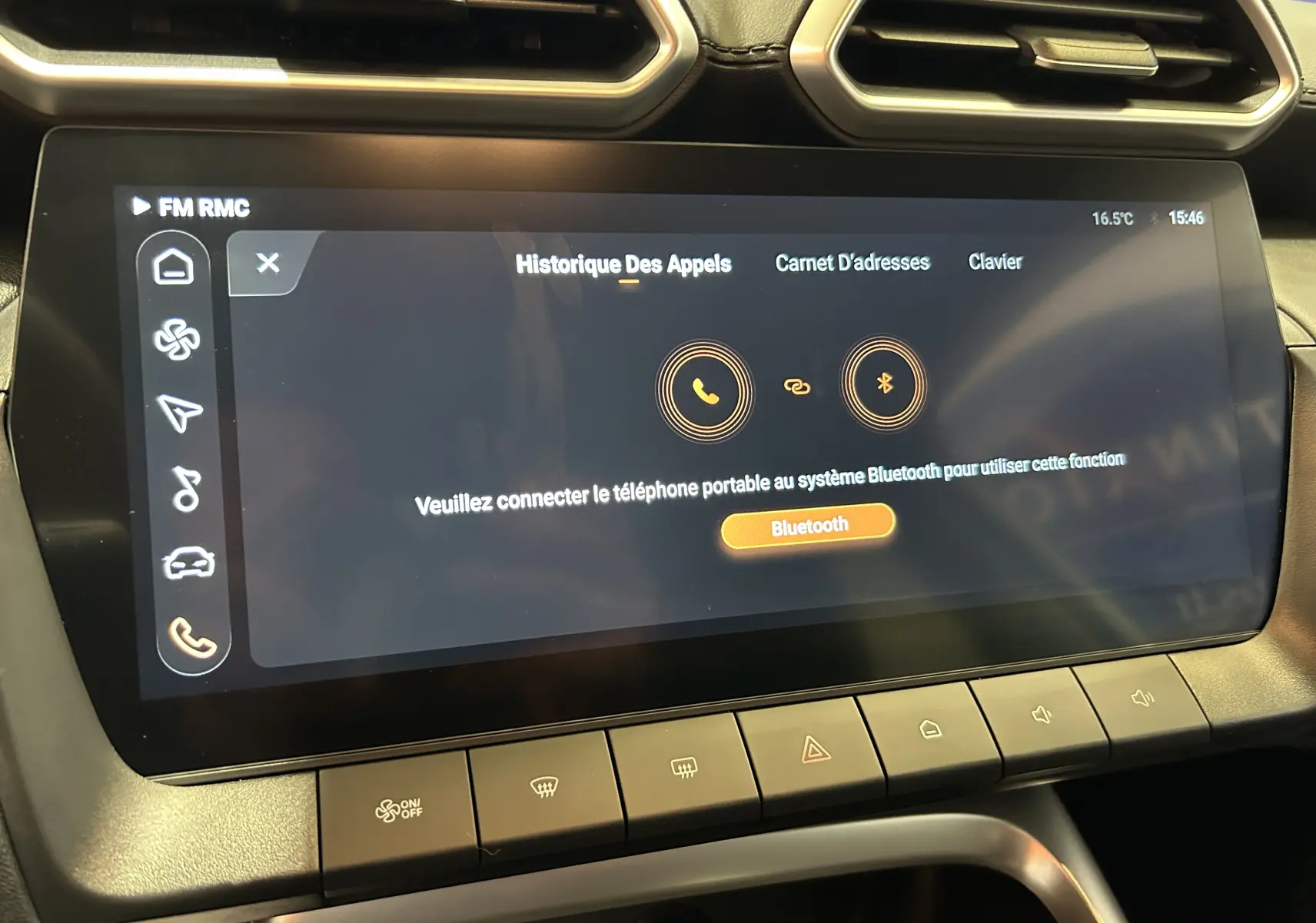Écran tactile central du MG ZS 1.5 Hybrid+ 197 Luxury en vue rapprochée, affichant le menu Bluetooth sur fond noir.