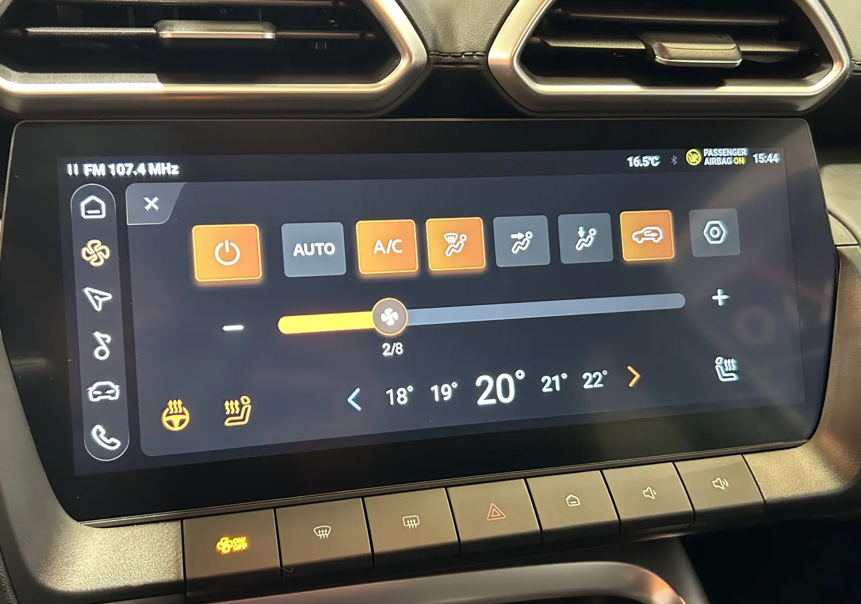 Écran tactile central du tableau de bord de la MG ZS 1.5 Hybrid+ 197 Luxury en Dover White, affichant la climatisation.