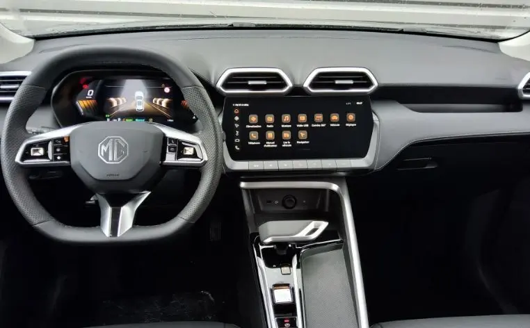 Vue intérieure frontale du tableau de bord noir du MG ZS 1.5 Hybrid+ 197 Luxury avec écran tactile central et volant multifonction.
