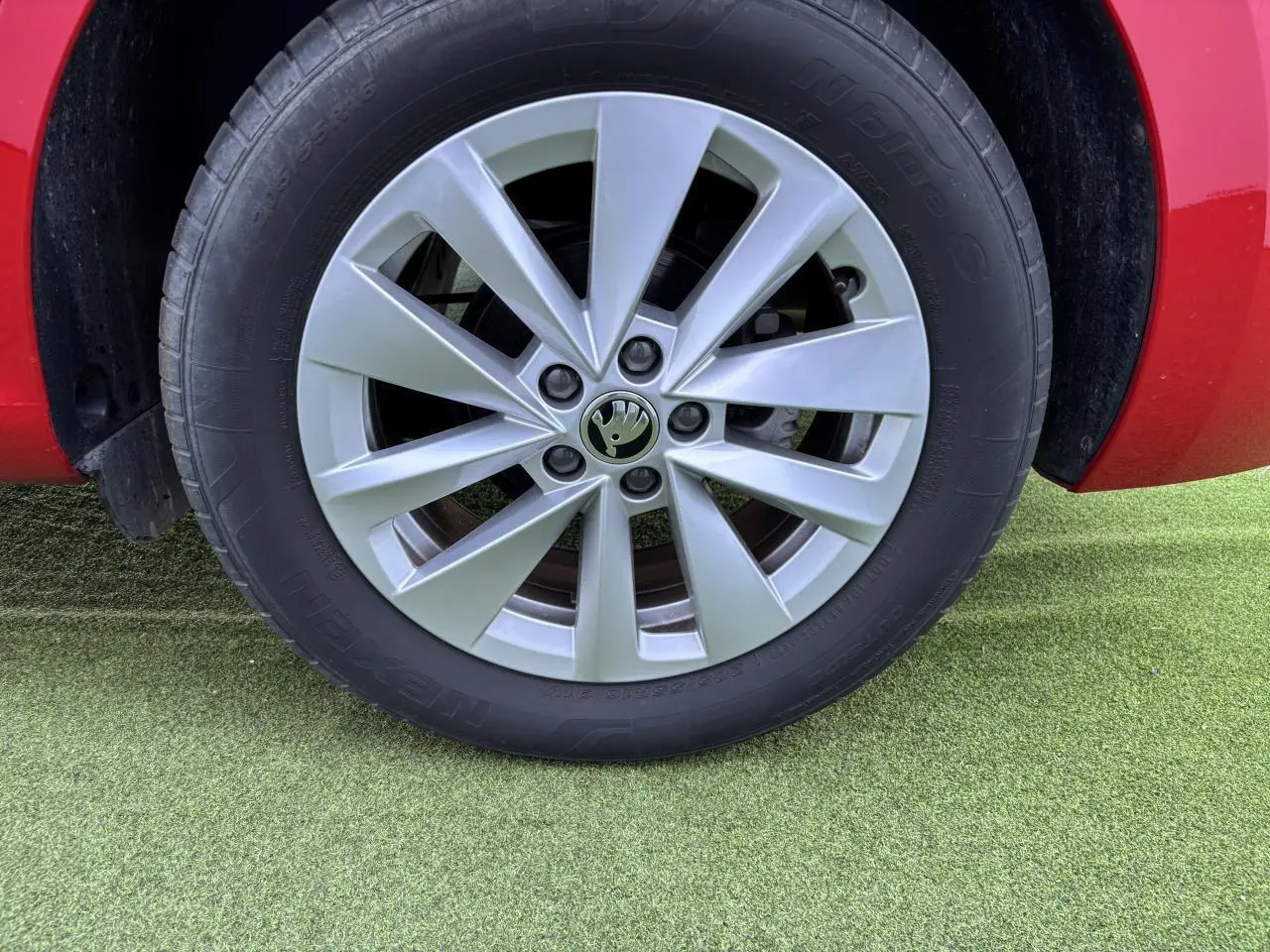 Gros plan sur la jante alliage 16 pouces Cortadero Aero de la Skoda Scala rouge Velvet Metal, avec pneu Nexen visible.