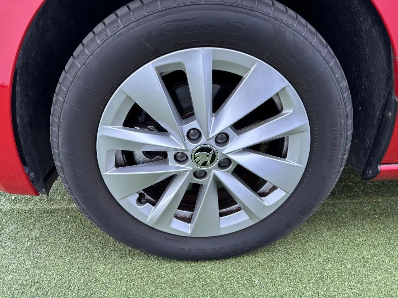 Gros plan sur la jante alliage 16 pouces Cortadero Aero de la Skoda Scala rouge Velvet Metal côté roue avant.