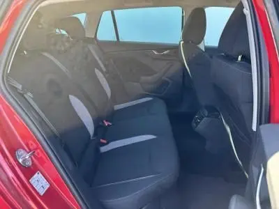 Vue intérieure arrière droite de la Skoda Scala rouge Velvet Metal, montrant la banquette arrière et les finitions tissu bicolore.