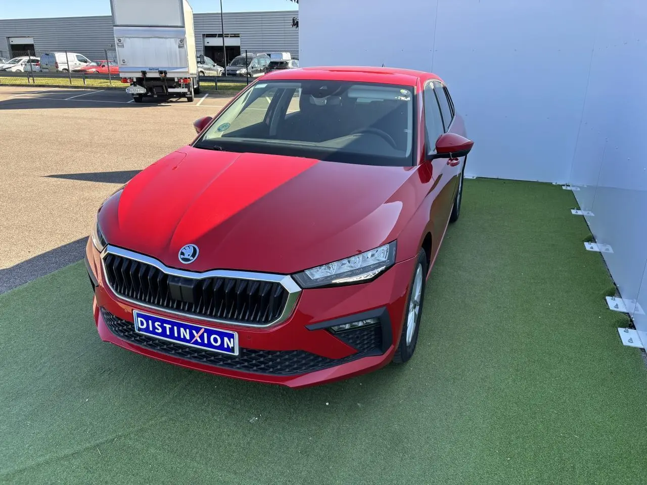 SKODA SCALA rouge Velvet Metal vue 3/4 avant droit, calandre noire et phares Full LED visibles.