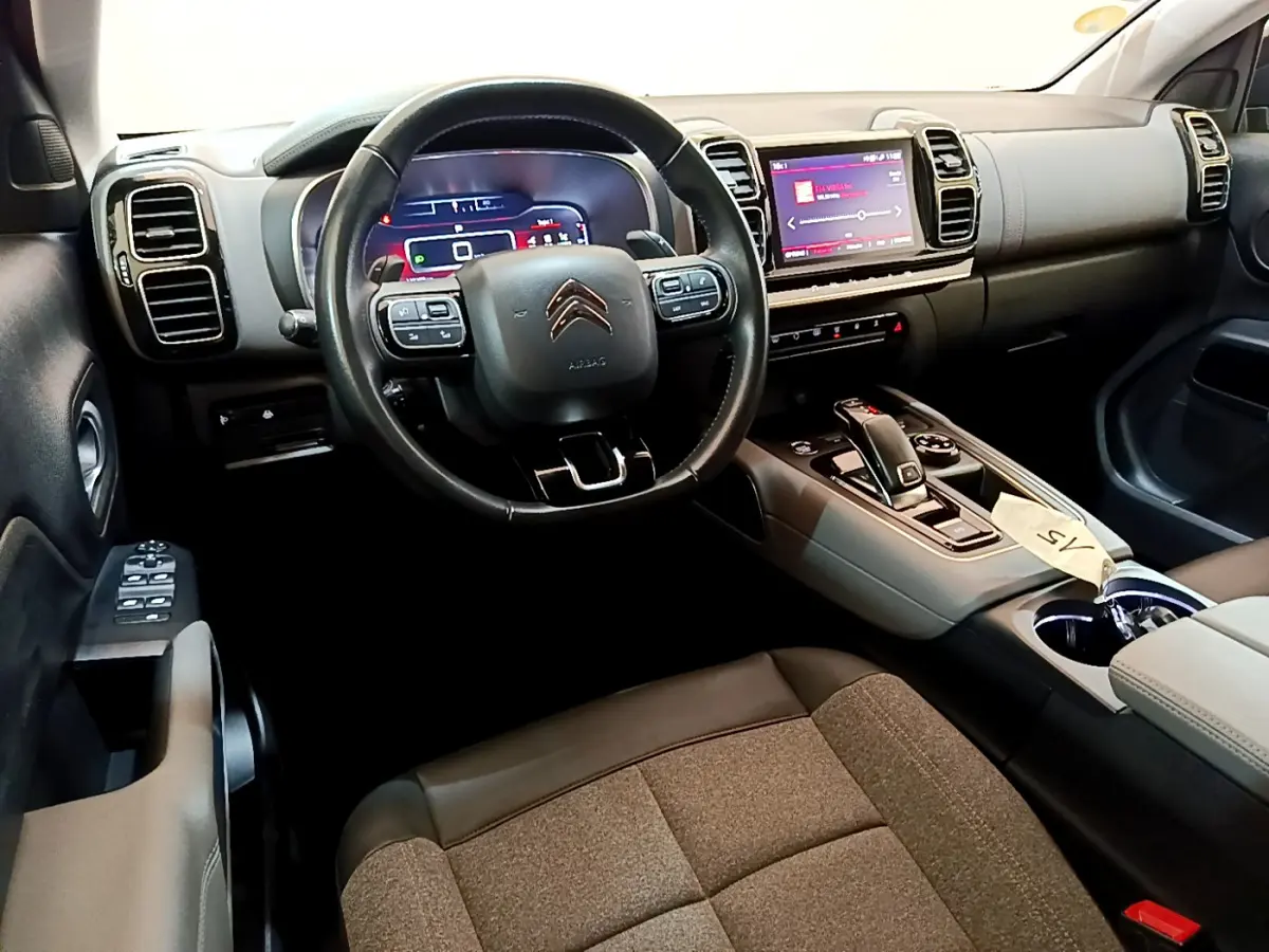Intérieur du Citroën C5 Aircross 2020 en vue avant gauche, volant cuir et écran tactile au tableau de bord.