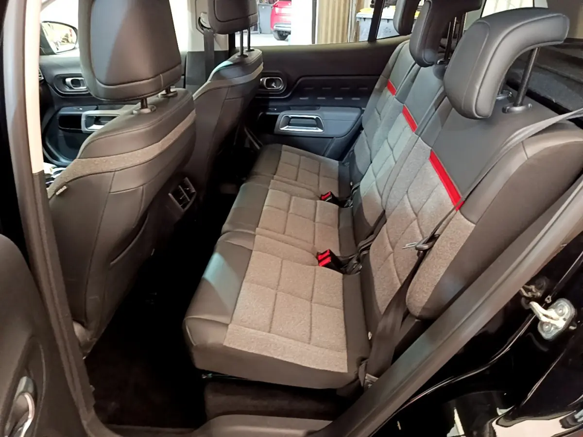 Vue intérieure côté droit des sièges arrière gris avec bandes rouges du Citroën C5 Aircross noir de 2020.